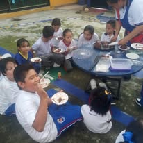 Alumnos conviviendo y aprendiendo