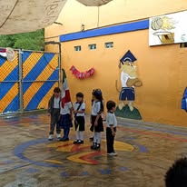 Patio e instalaciones Colegio New Land